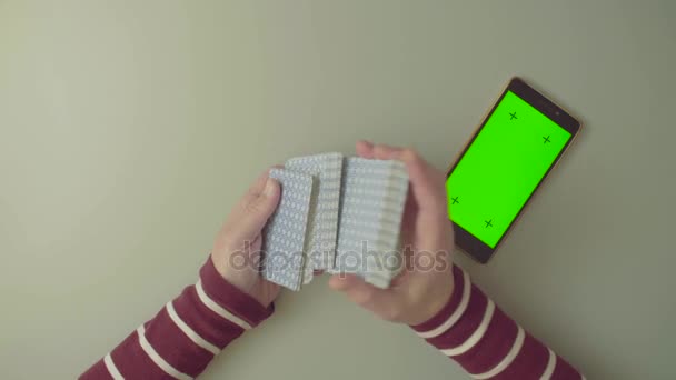 Pantalla verde. Manos femeninas barajando cartas — Vídeos de Stock