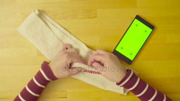Pantalla verde. Las manos femeninas bordando un patrón — Vídeos de Stock