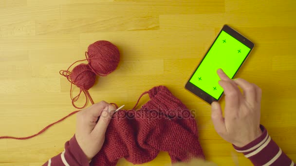 Tela verde. Mãos femininas lã de tricô — Vídeo de Stock