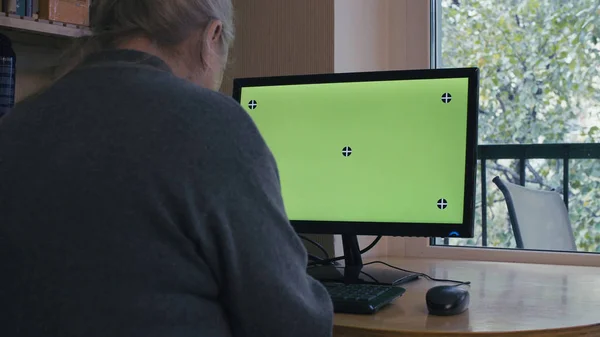 在绿色的电脑屏幕上打字的女高管 — 图库照片