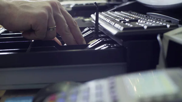 Adam'ın nakit kutusuna koyarak para eller