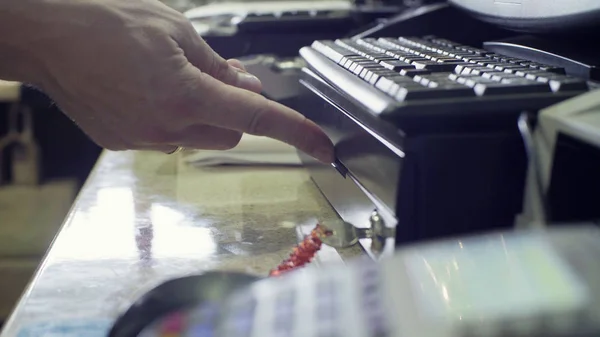 Erkek eli para kutusunu kapatma