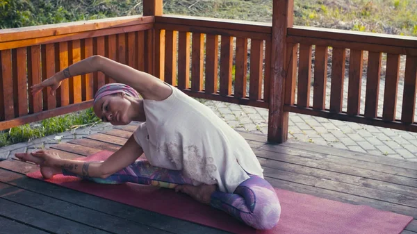 Csinál jóga gyakorlatok, vonzó nő — Stock Fotó