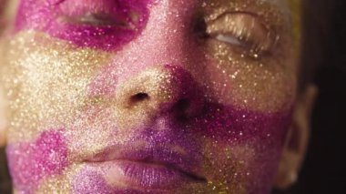 Yüz sanat. Bir model bitmiş resim ile