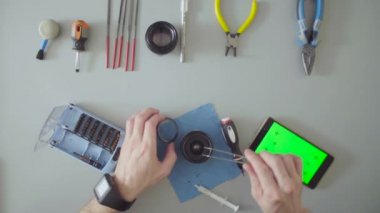 Erkek el lens üzerinde gri tablo onarma