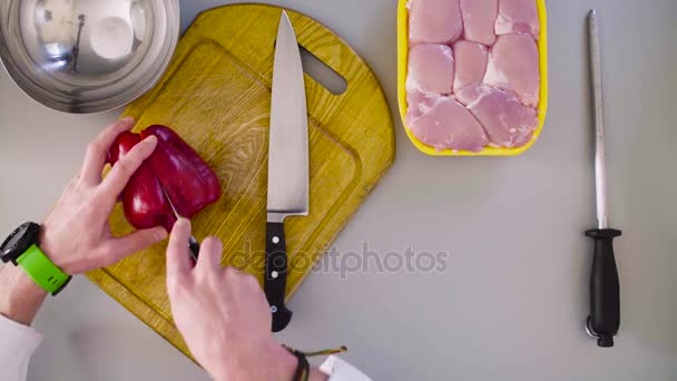 Chef cocinando un plato de pollo. Cortar pimentón — Vídeo de stock