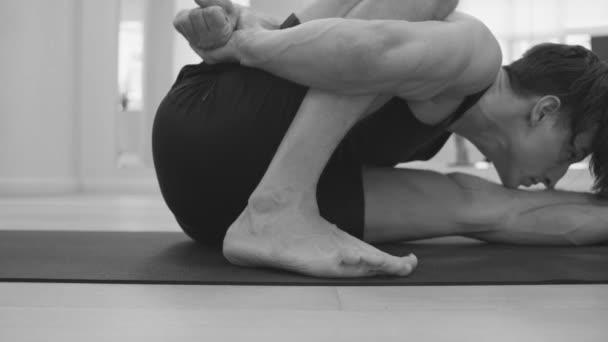 Aula de ioga. Homem fazendo asanas de ioga — Vídeo de Stock