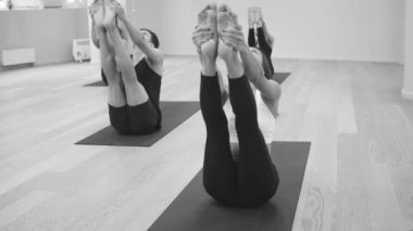 Yoga sınıfı. Ubhaya padangusthasana