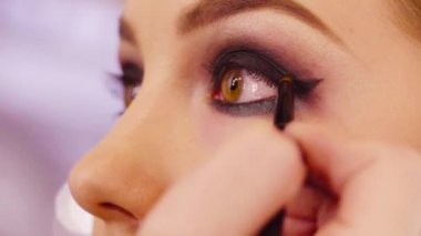 Makyaj sanatçı gölgelendirme göz farı
