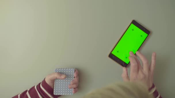 Groen scherm. Vrouwelijke handen schuifelende kaarten — Stockvideo