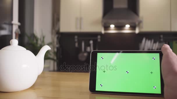 Mão masculina rolando um tablet com tela verde — Vídeo de Stock