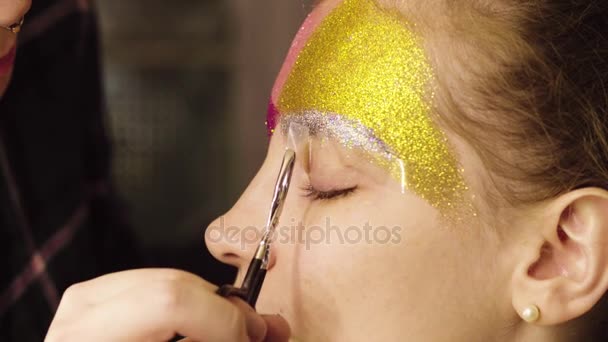 Arte facial. A pintura de artista de maquilagem — Vídeo de Stock