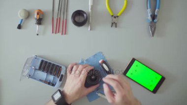 Erkek el lens üzerinde gri tablo onarma