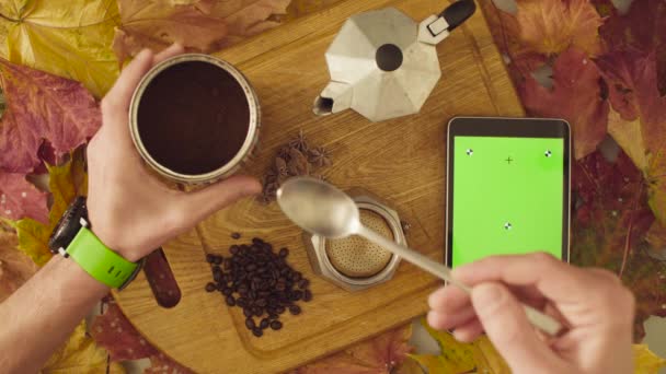 Herbststilleben. Chroma-Schlüsseltablette und Kaffee — Stockvideo