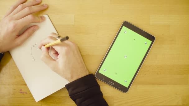 Écran vert. Mains masculines faisant défiler une tablette 