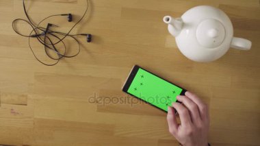 Adam çay içme smartphone ile