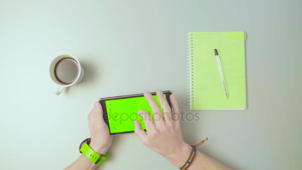 Zelená obrazovka. Mužské ruce posouvání tablet — Stock video
