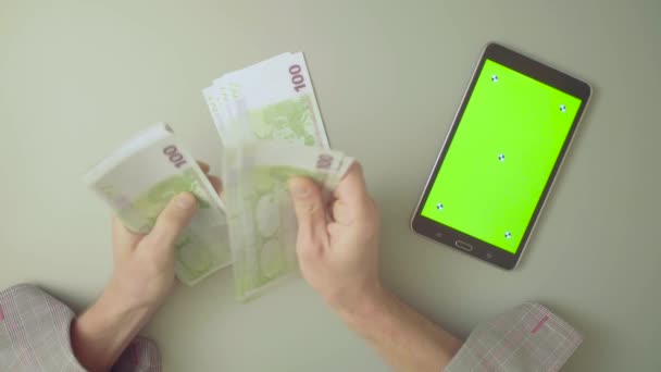 Yeşil ekran. Erkek sayım para eller — Stok video