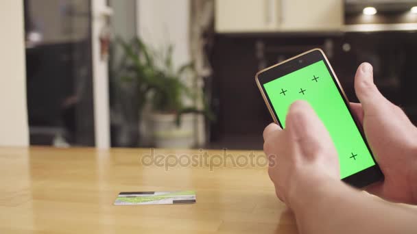 Чоловічі руки платять картку в смартфоні — стокове відео