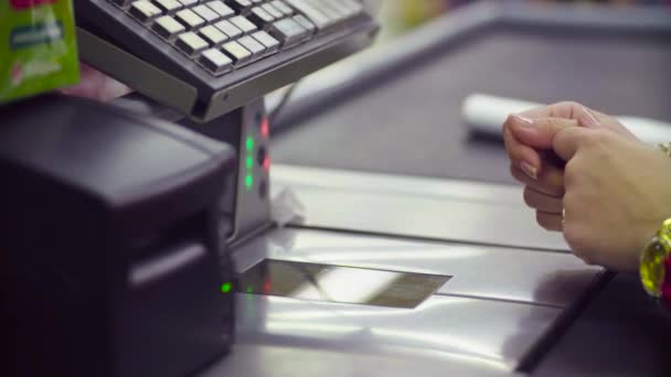 Mujer trabajando en caja registradora en la tienda — Vídeos de Stock