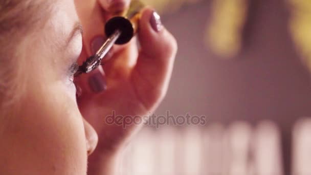 Le maquilleur appliquant le mascara 