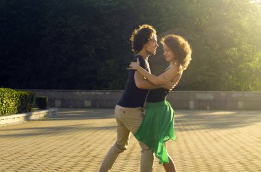 Genç çift meydanda dans