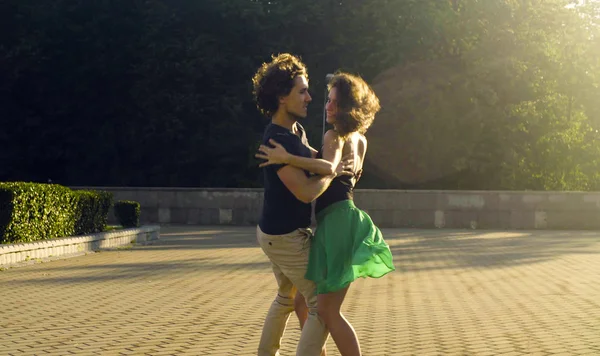 Młoda para tańczy na placu — Zdjęcie stockowe