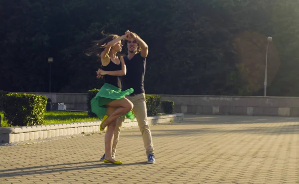 Genç çift meydanda dans