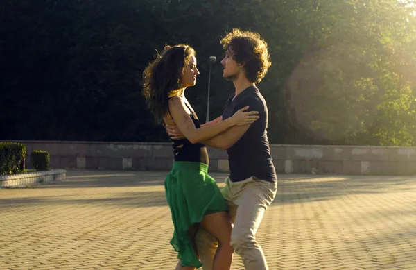 Молодая пара танцует на площади — стоковое фото