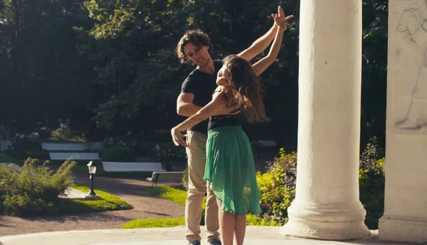 Молода пара танцює в парку — стокове фото