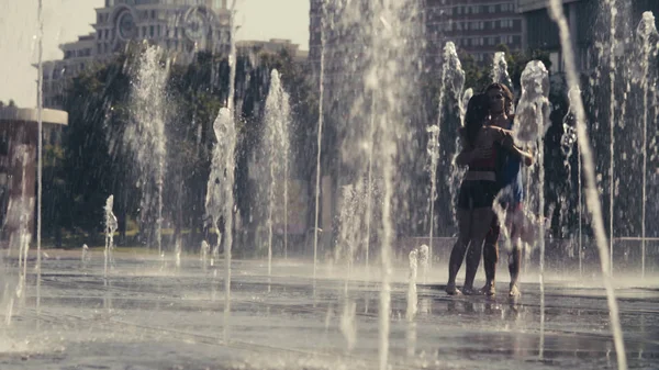 Mladý pár šťastný tanec ve fontáně — Stock fotografie