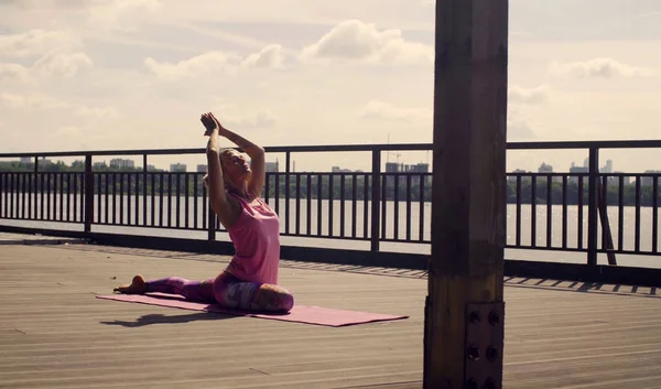 Vonzó nő, jóga gyakorlatok a szabadban — Stock Fotó