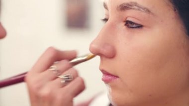 Çizim modelleri yüzünde makyaj sanatçısı