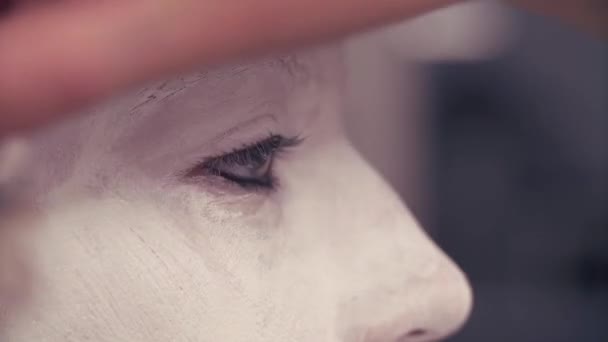 Peinture maquilleuse sur le visage des mannequins — Video