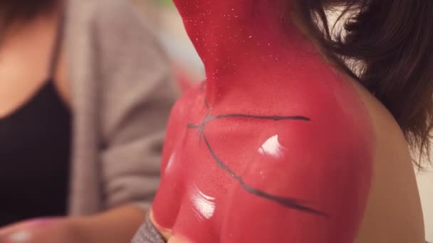 메이크업 아티스트 모델 얼굴에 선 그리기 — 비디오