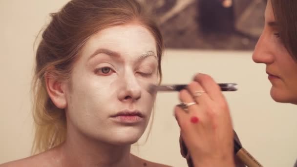 Maquillaje artista dibujo en la cara modelos — Vídeo de stock