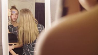 Yüz sanat. Boyamak başlayan makyaj sanatçısı