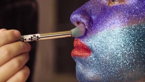 Face art. The make-up artist painting — Stock Video