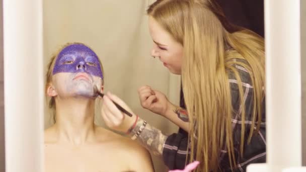 Face art. The make-up artist applying a foundation — Stock Video