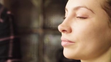 Yüz sanat. Yüz modeli silerek makyaj sanatçısı