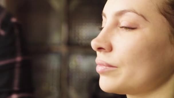 Ansikte konst. Make-up artist torka ansikte av modellen — Stockvideo
