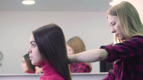 Woman getting hairdressing in hair salon — Stock Video