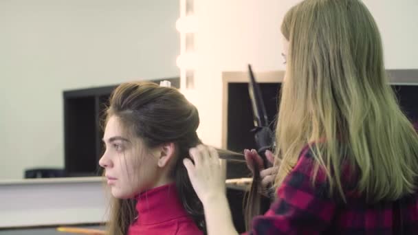 Vrouw krijgt kappers in kapsalon — Stockvideo