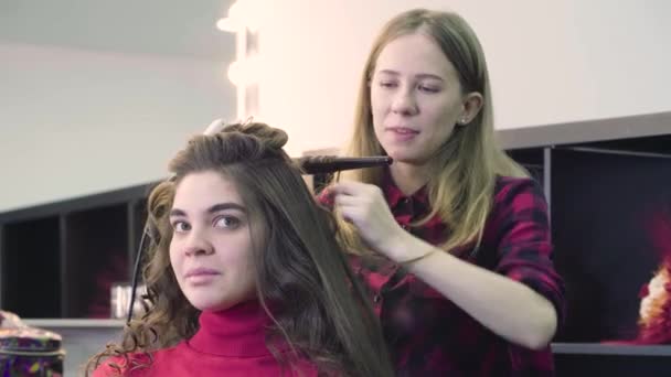 Mujer consiguiendo peluquería en peluquería — Vídeos de Stock