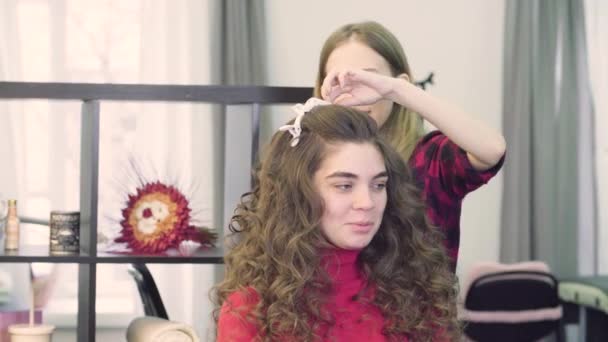 Femme obtenir coiffure dans le salon de coiffure — Video