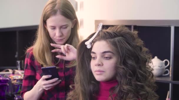Mulher recebendo cabeleireiro no salão de beleza — Vídeo de Stock