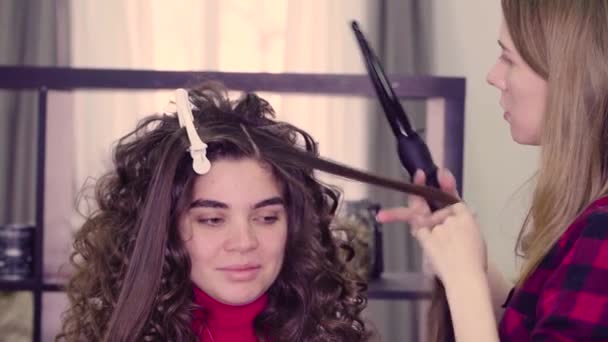 Femme obtenir coiffure dans le salon de coiffure — Video