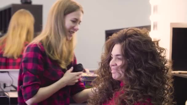 Mulher recebendo cabeleireiro no salão de beleza — Vídeo de Stock