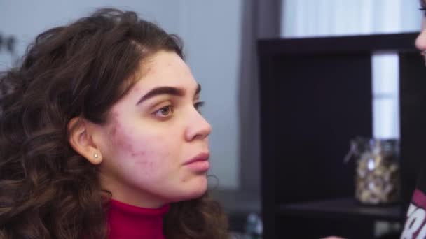 El artista de maquillaje para colorear la ceja del modelo — Vídeo de stock