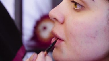 Makyaj sanatçı uygulanan beyaz göz farı